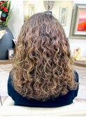 女性のロングヘアスパイラルパーマ&トリートメント