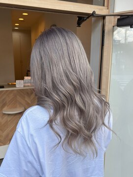 リングバイモアムー(Ring by Moremuu) ブリーチカラー　グレーシルバー　Issy