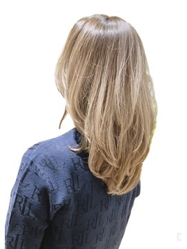 アルム(arum) 透明感ベージュのふんわりレイヤー、ロングヘア