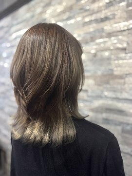 ブラウンベージュ×毛先グレージュの大人レイヤー