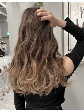 アヴァンス 京橋店(AVANCE) ミルクティーベージュでの外国人風バレイヤージュグラデーション