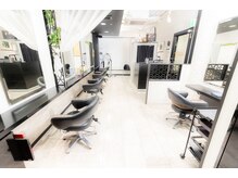 シーズナルヘアデザイン(Seasonal hair design)の雰囲気（モノトーン調にグリーンを合わせた店内で癒されて下さい。）