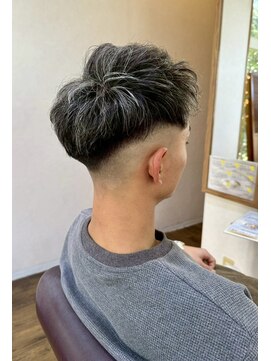 イタクラ 赤道店 (ITAKURA) フェード／メッシュ／メンズハイライト／アップバング