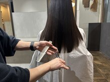 【ツヤを創るカット】骨格に合わせ質感を緻密に構成。光の反射を計算しストレートの輝きを最大化する