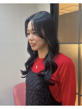 フリッカ(Flicka) 流れる顔周りとツヤ感のある巻き髪