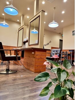 ヘア フロリク(Hair Frolic)の写真/お客様一人ひとりとの時間を大切に…。居心地の良い落ち着いた空間で、周りを気にせずリラックスタイム◇