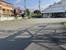アールディー(RD.)の雰囲気(店前駐車場を12台完備しており、車でのご来店が便利!)