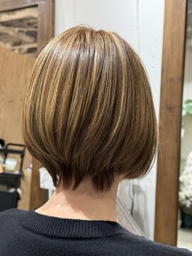 東京美粧 金町美容室　ハイライト×グレーカラーのボブスタイル