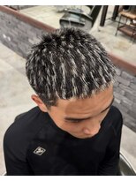 スリーセント 栄(3/cent)&nbsp;刈り上げショート/パンク/ブリーチデザイン/ホワイトブロンド