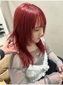 鮮やかレッドで透明感たっぷりミディレイヤースタイル