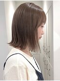 ハイトーンミディアムブリーチベージュ小顔秋冬切りっぱなしボブ