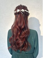 モック(moc) ゆるく巻いたハーフアップを合わせた結婚式参列ヘア