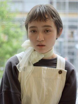 サークル(CIRCLE) マッシュショートカーキグレージュ大人かわいいフェザーバング