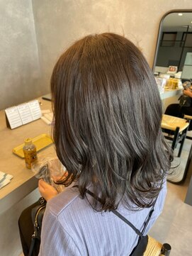 アチーブリス(achieve Liss) ゆるふわ毛先ウェーブミディ ツヤ髪グレージュ暗髪カラー