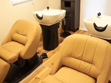 リラックスできるフルフラットのシャンプー台。フロアと別室の“ほぼ個室”のようなシャンプーブース。