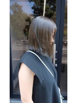 エヴリィ(every) 切りっぱなしボブとオリーブベージュ