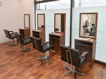 スピーディカラー アットユー 久居店(at-U)の写真/【カラー専門店】男性も入りやすいアットホームな雰囲気が◎リラックスしながら髪のメンテナンスができる！