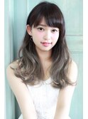 アシンメトリーの斜めバング&グラデーションカラーの大人ボブ