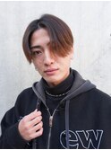 大人の抜け感を演出する、今トレンドのフェザーパーマ
