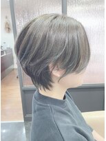 コルト(COLT)&nbsp;前下がりハンサムショート×グレージュ+ハイライト