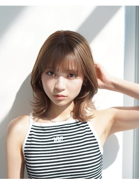 アルティファータ(artifata) ミディアムレイヤー くびれヘア ミルクティーベージュ 透明感