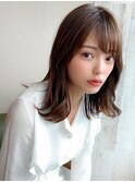 ホワイトグレージュ後れ毛が可愛い顔周りレイヤーミニウルフ