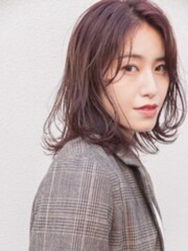 シロ(SiLO) 軽さとツヤを両立した自然なミディアムヘア