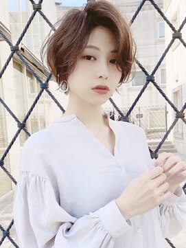 アンド ストーリーズ(&STORIES) 大人可愛い前髪長めのひし形耳掛けショートボブ30代40代50代