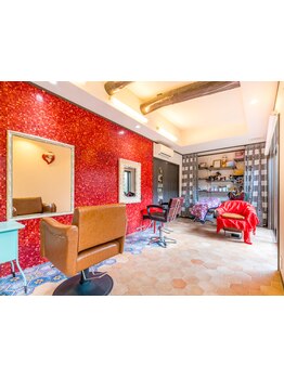 セット面2席＆女性スタイリスト2名の少人数サロン。アットホームな空間で日常を忘れるリラックスタイムを◇