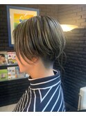 大人かっこいい女性のアシンメトリーなハンサムショート