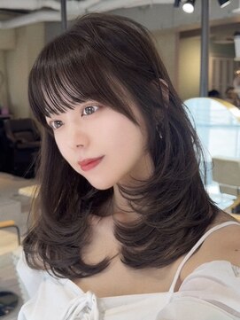 ティア 青山(Tia.) (シースルーバング/おくれ毛/レイヤーカット/グレージュ)