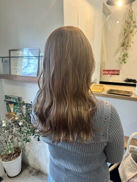 ロッカヘアエジェ(ROCCA hair eje.) くびれヘア透明感ベージュ × ゆるふわロング