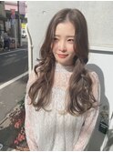 トレンドヘアーロングヨシンモリ巻きシナモンベージュ