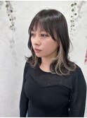 黒髪+ベージュインナーカラー くびれ巻きミディアム