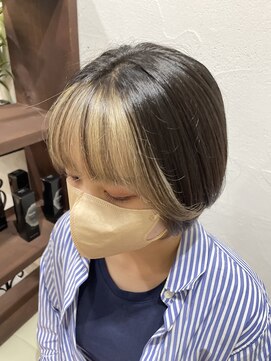 カーム(calm) インナーベージュのデザインカラーウェットヘア