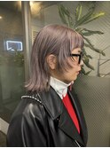 ラベンダーベージュのハイトーンカラーボブ