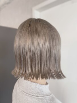 アイ(_i) #20代#ブリーチ#ミルクティ#透け感#髪質改善#外ハネボブ