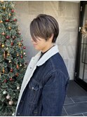 ハイライトカラーの前下がりハンサムショート