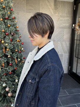 メゾン アヴァロ(Maison Avallo) ハイライトカラーの前下がりハンサムショート