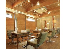 木の温もりと光が心地いい温かみのある店内です。