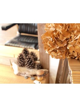 【JR元町駅/徒歩3分】少人数制サロンならではの落ち着いた雰囲気と、席と席の間隔が広い開放的な空間が魅力