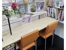 店内は温もりのある柔らかい暖色と木材を使用した安らぎ空間