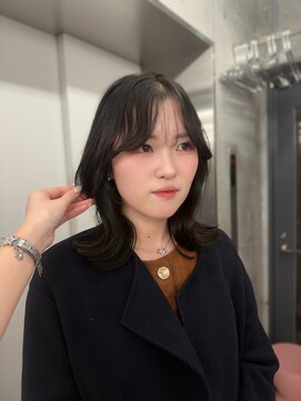 エヌアイ オモテサンドウ(ni omotesando) シースルーバング くびれミディアムヘア♪♪