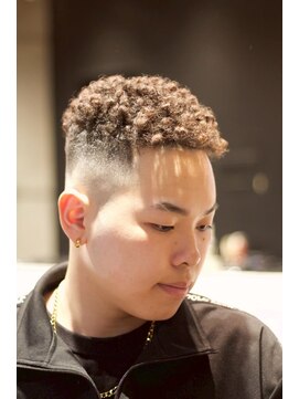 キングスマントーキョー 多摩センター2nd(KINGSMAN TOKYO) パーマ×フェードスタイル