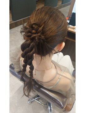 ビスポーク(BESPOKE) お呼ばれアレンジ♪20代30代40代大人可愛いタイト編みおろし