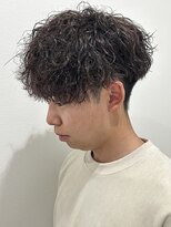 ヒュイル バイ ニアウ(Hwyl by Niau)&nbsp;メンズマッシュパーマ波巻スパイラルパーマニュアンスパーマ眉毛