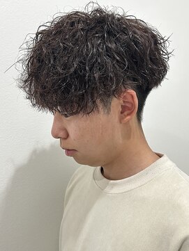 ヒュイル バイ ニアウ(Hwyl by Niau) メンズマッシュパーマ波巻スパイラルパーマニュアンスパーマ眉毛