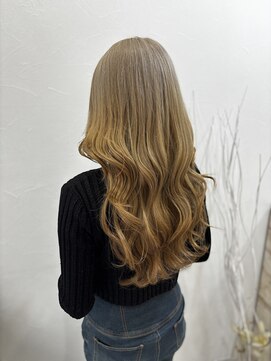 ラビス クローバー(Lovis clover) ショートボブ ニュアンスカラー センターパート