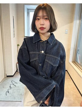 ユヌ(Une) エアリーボブとクリアオリーブベージュ