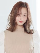大人かわいい外ハネミディアム　透明感シアーベージュ